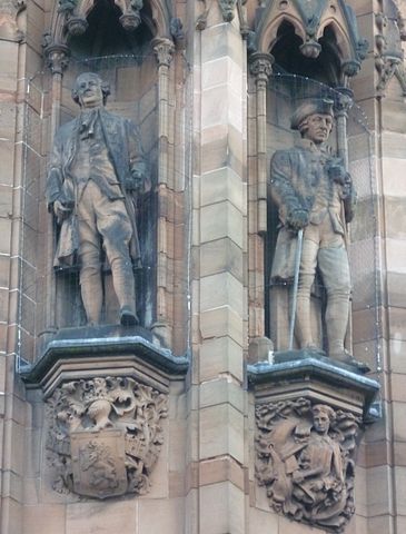 Дэвид Юм и Адам Смит, статуи на здании Национальной портретной галереи Шотландии, скульптор Дэвид Уотсон Стевенсон, Эдинбург