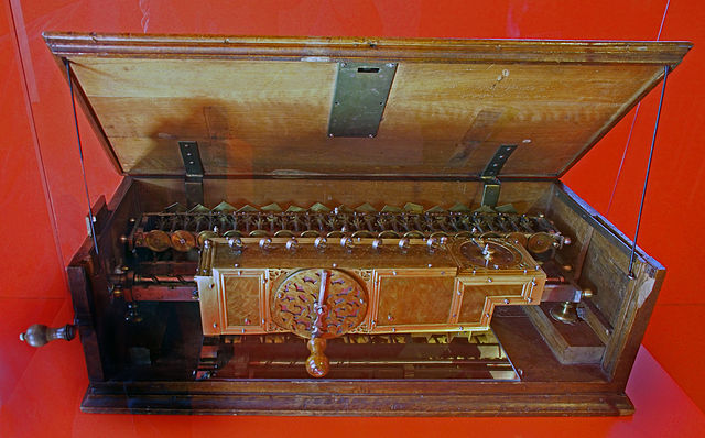 счётная машина, изобретённая Лейбницем, оригинал 1690 года, Музей дворец Херренхаузен, ФРГ