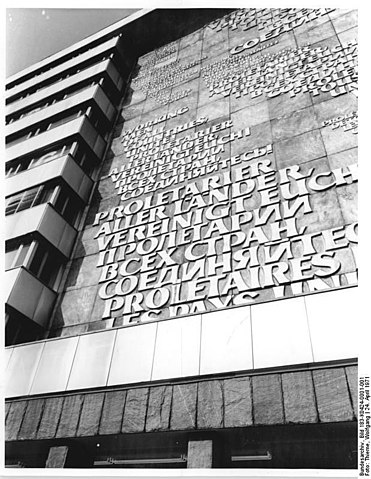 лозунг «Пролетарии всех стран, соединяйтесь» на разных языках на фасаде здания государственных органов, Карл-Маркс-Штадт, ГДР