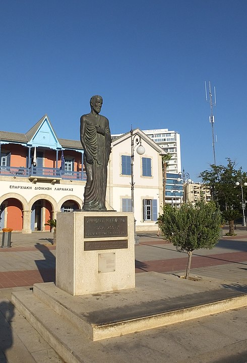 памятник Зенона Китийского в Ларнаке на Кипре