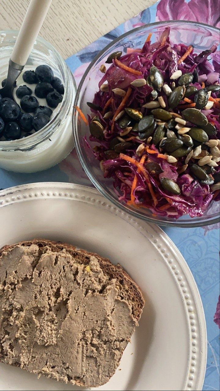 Йогурт с голубикой, салат из красной капусты с семечками и паштет на ржаном хлебе