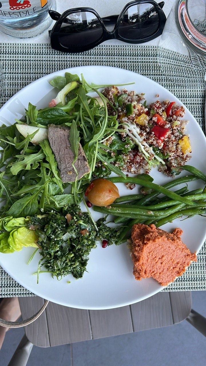 Тарелка: руккола, говядина, киноа с овощами, стручковая фасоль и хумус