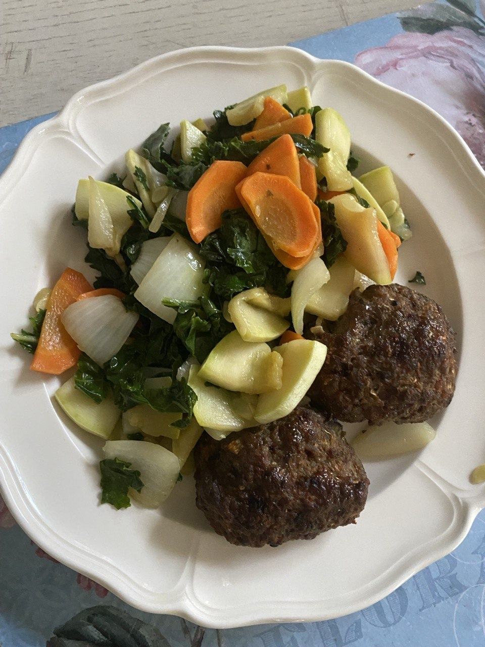 Котлеты с тушёными овощами и зеленью