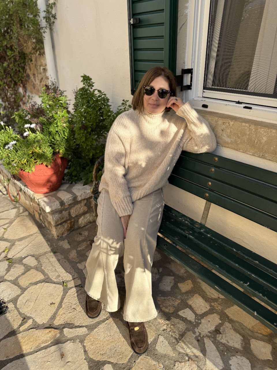 Элина Бревнова у нового дома
