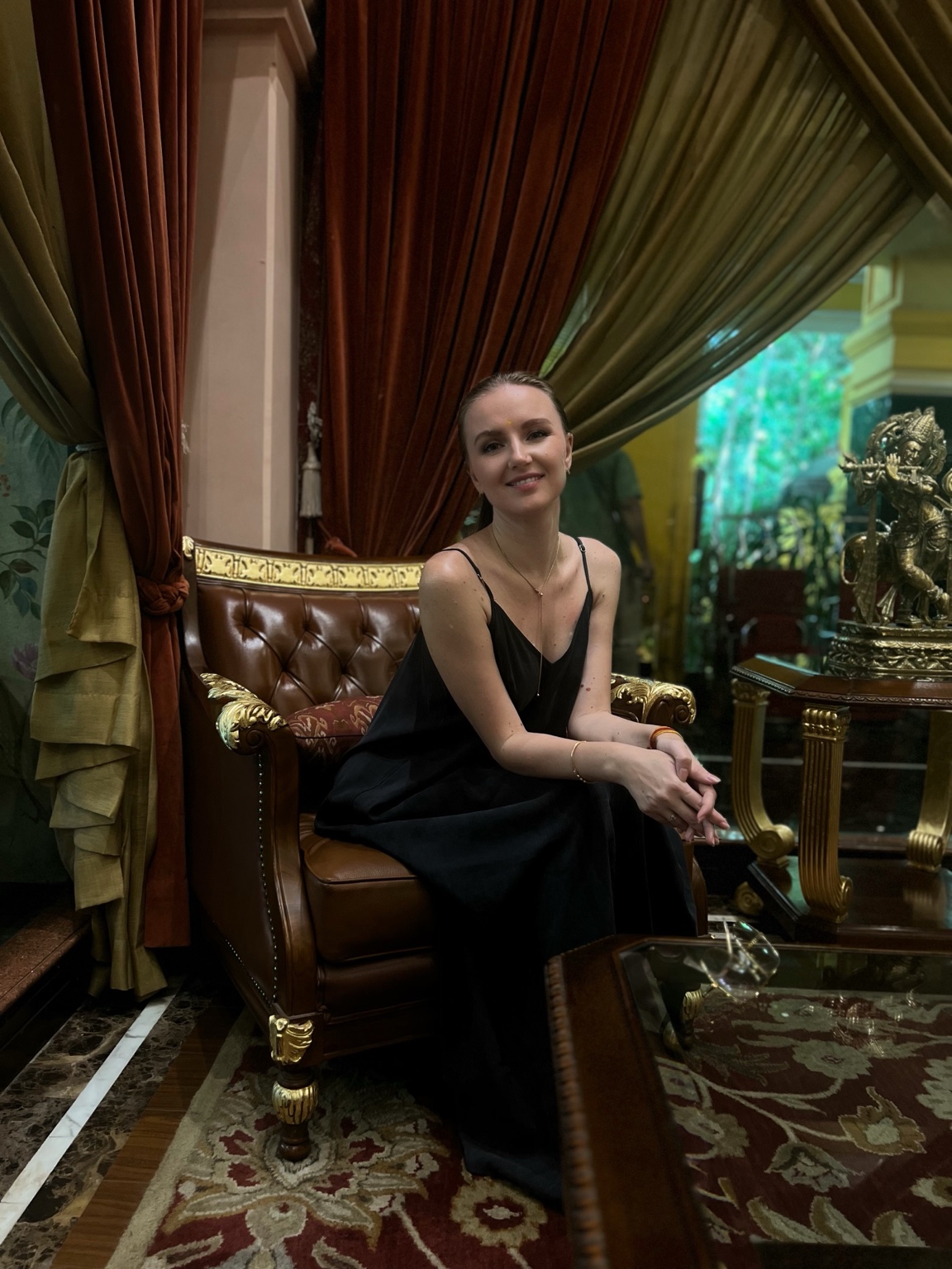 Катя в красивом интерьере