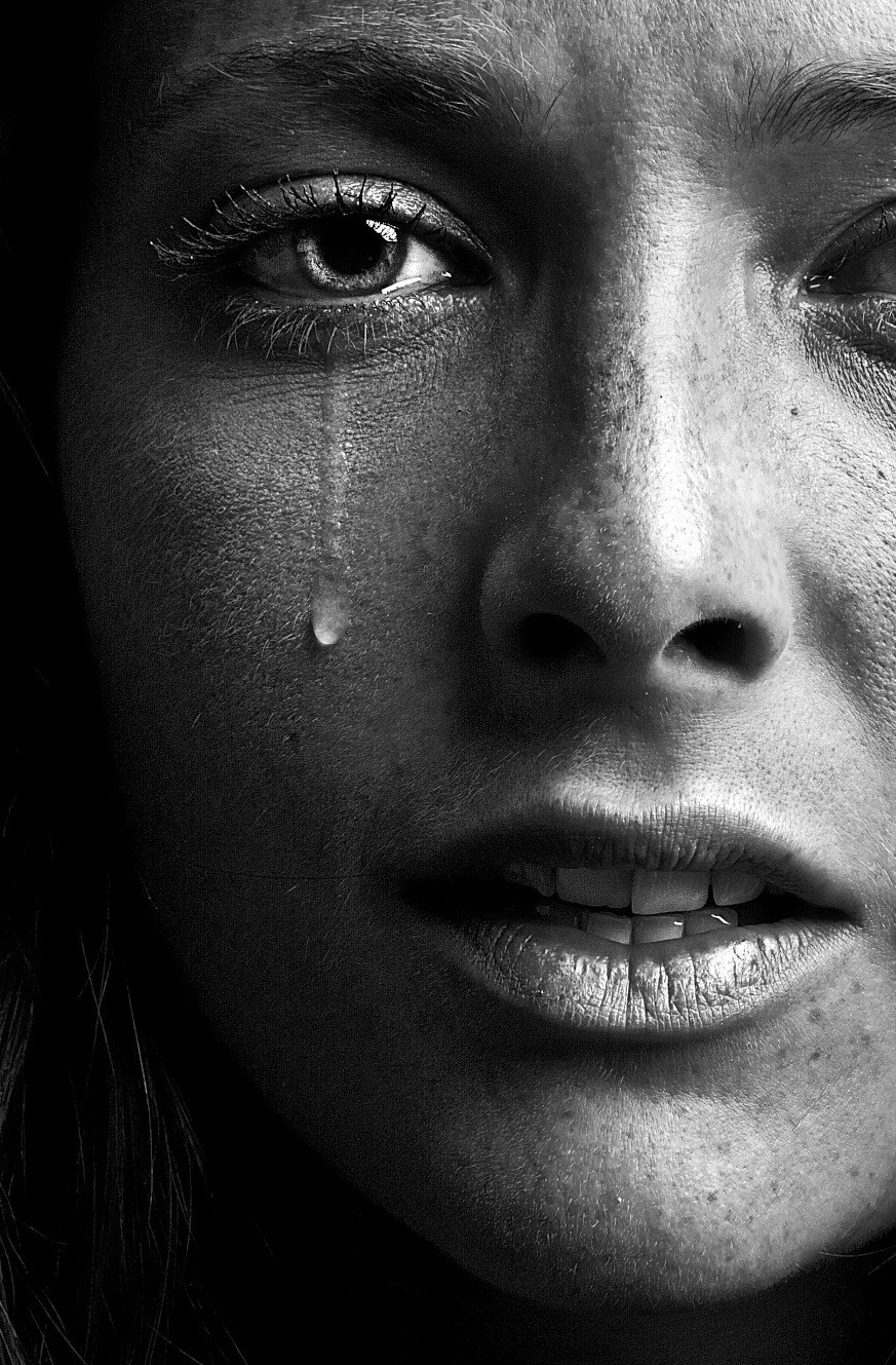 Женщина плачет больно