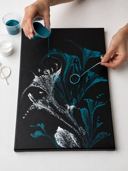 Ученица с картиной Fluid Art