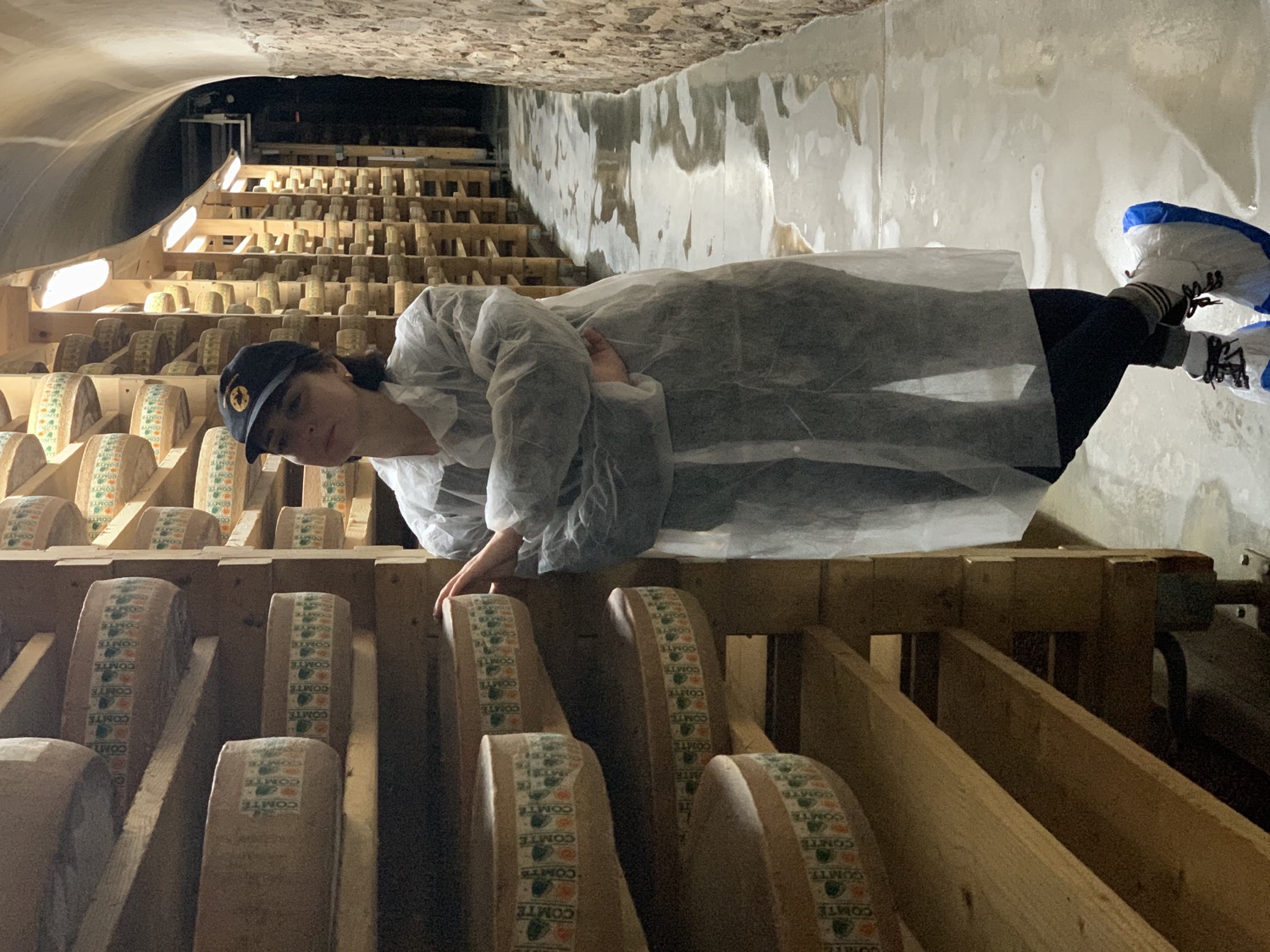 Олеся Шевчук в каменном сырном подвале Mons Fromager-Affineur
