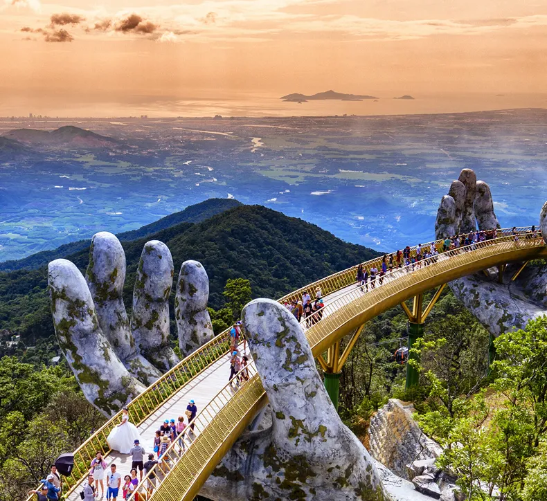 Бана хиллс и Золотой мост