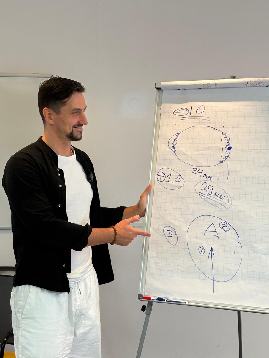 Fedor Simonov erklärt am Flipchart eine Zeichnung des Auges