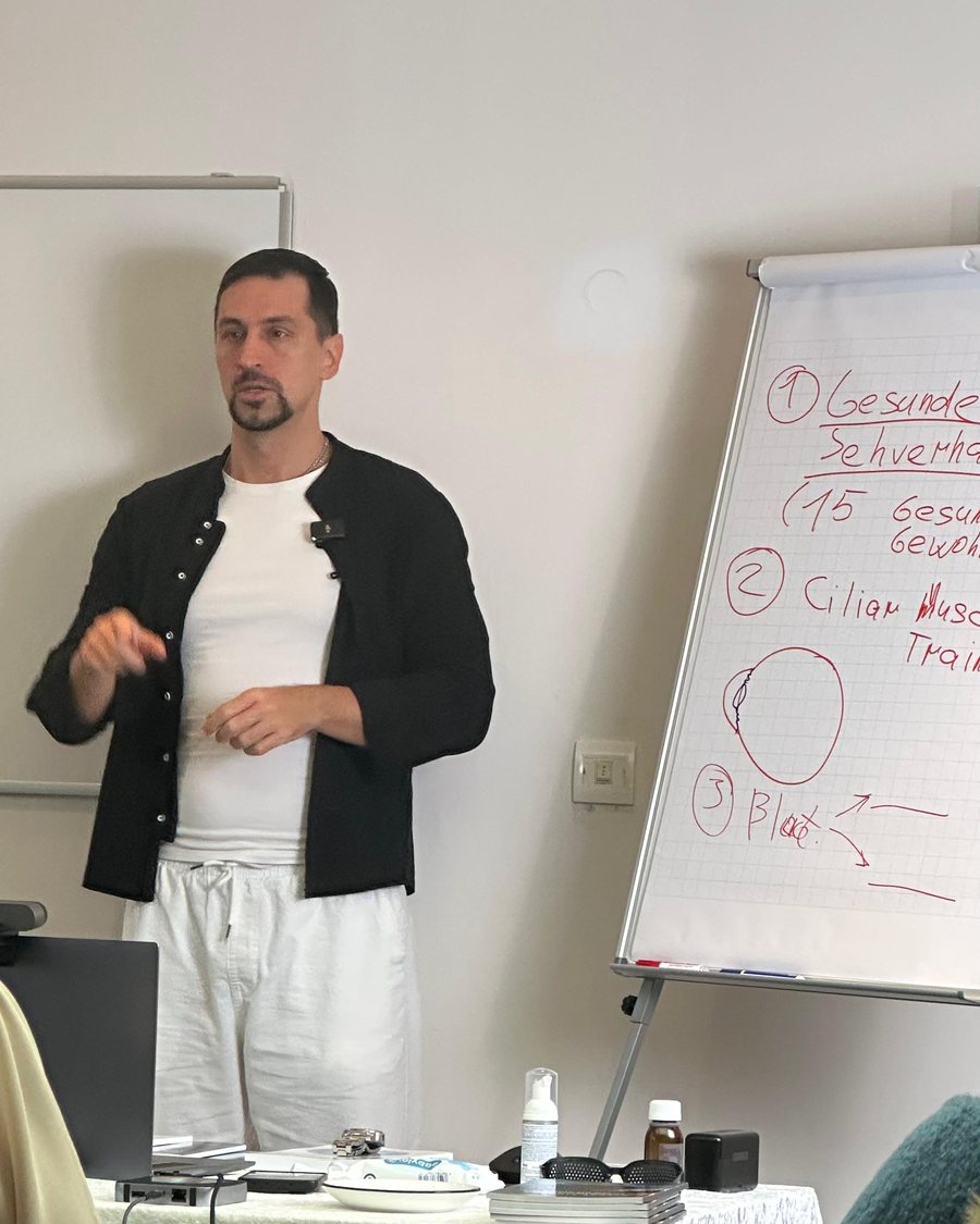 Fedor Simonov spricht zu den Teilnehmenden beim Workshop in Frankfurt