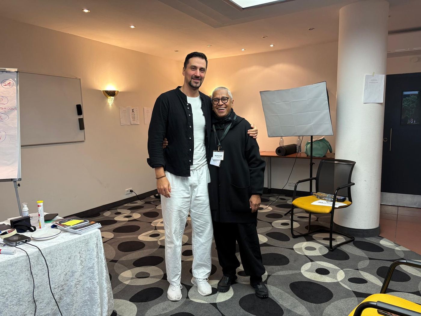 Seminarraum des Frankfurter Rings mit Fedor Simonov und einer Teilnehmerin