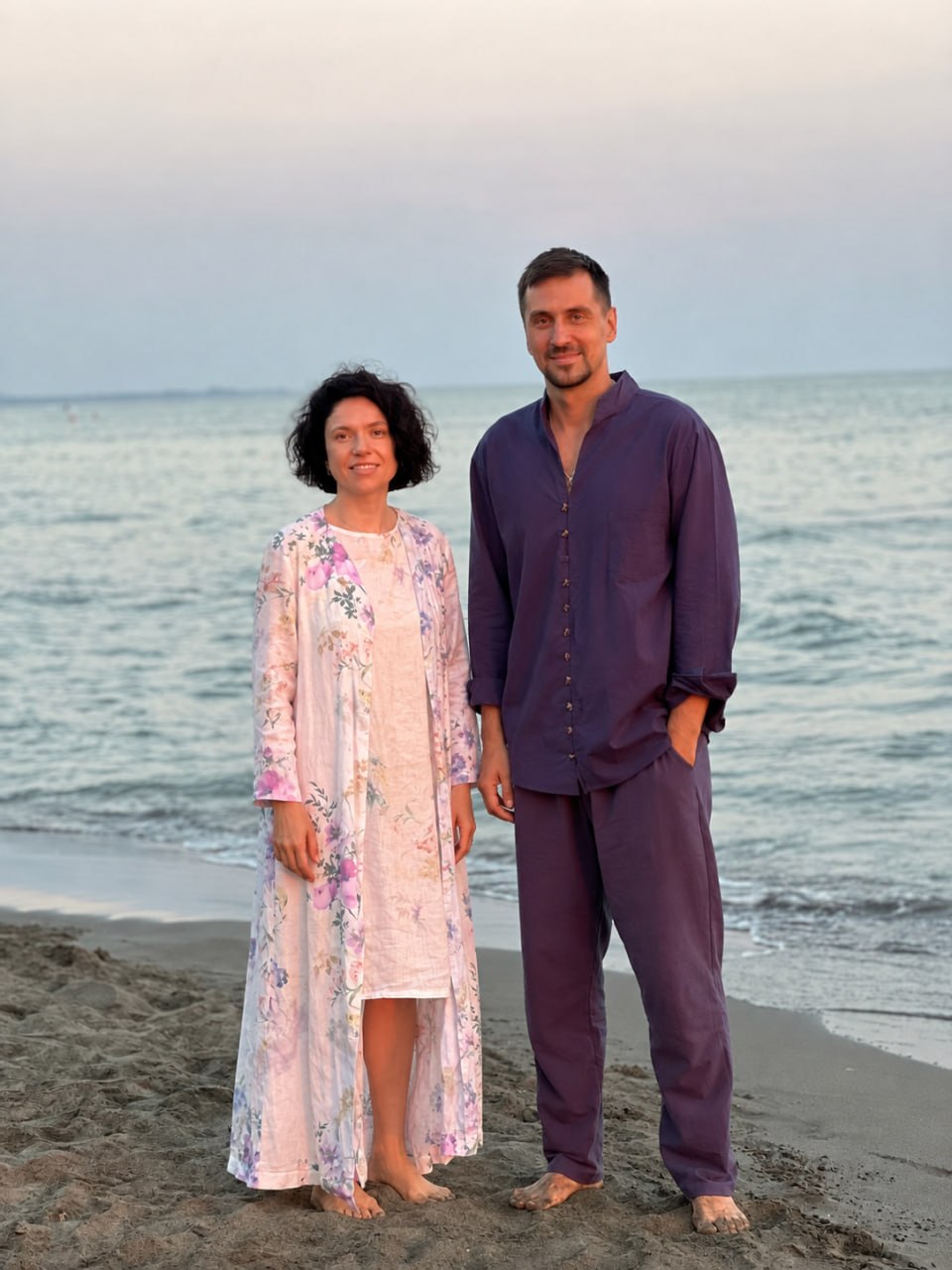 Svetlana Nochvinova und Fedor Simonov am Strand bei Sonnenuntergang