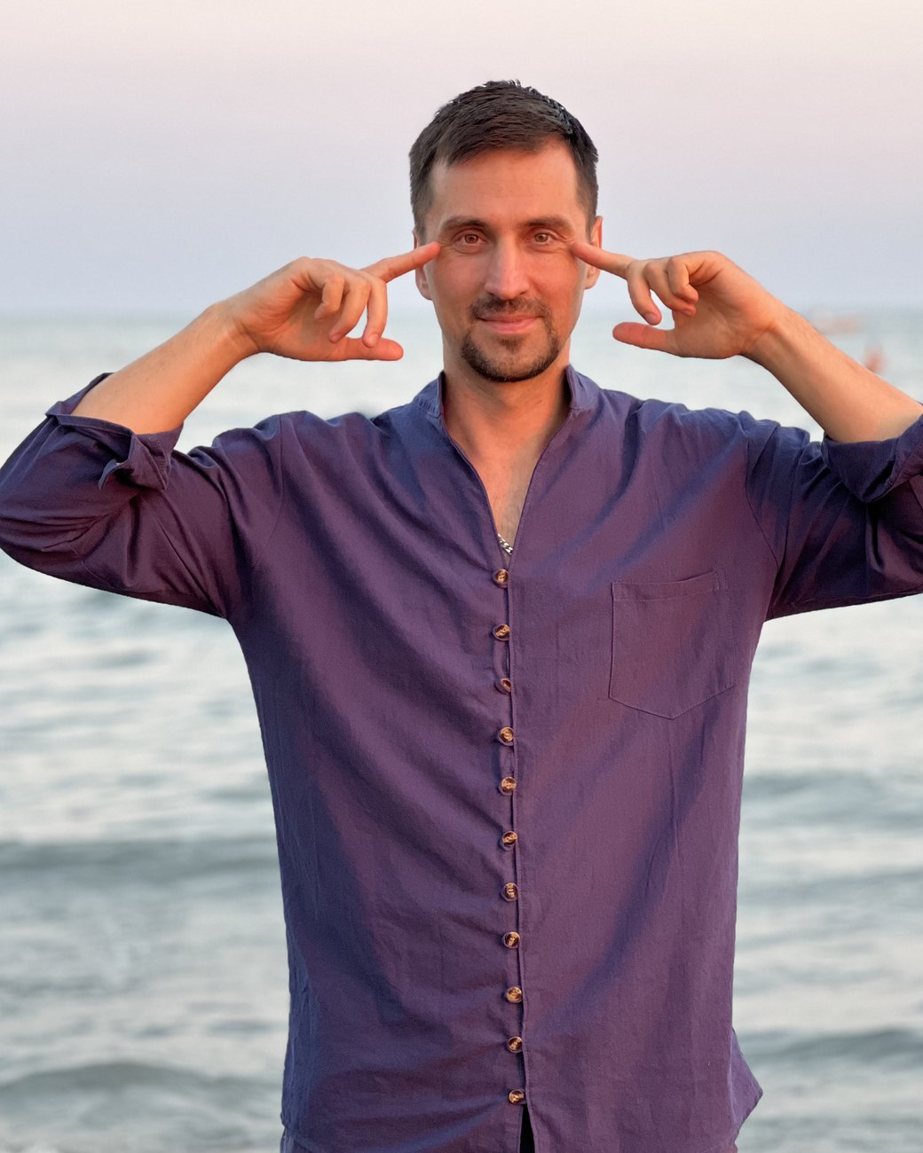 Fedor Simonov zeigt eine Übung für die Augen am Meer
