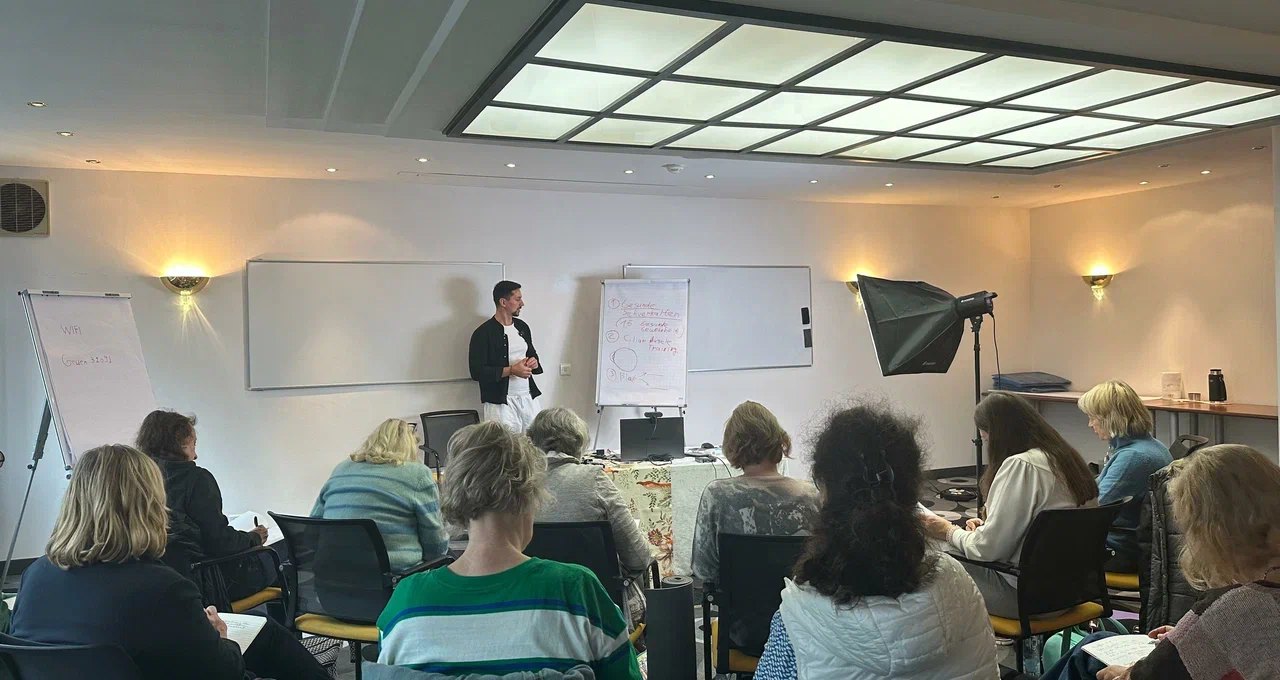 Fedor Simonov während eines Seminars vor einer Gruppe von Teilnehmerinnen