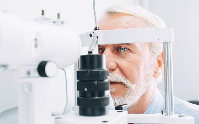 Augenuntersuchung beim Optiker