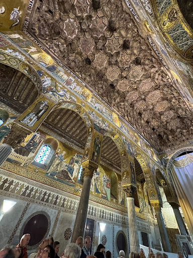 Интерьер храма
